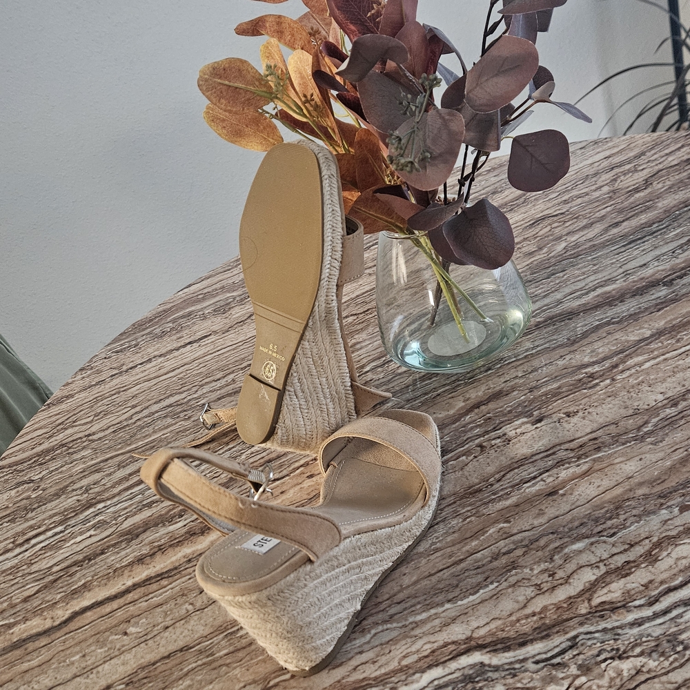 New Steve Madden Tan Wedges